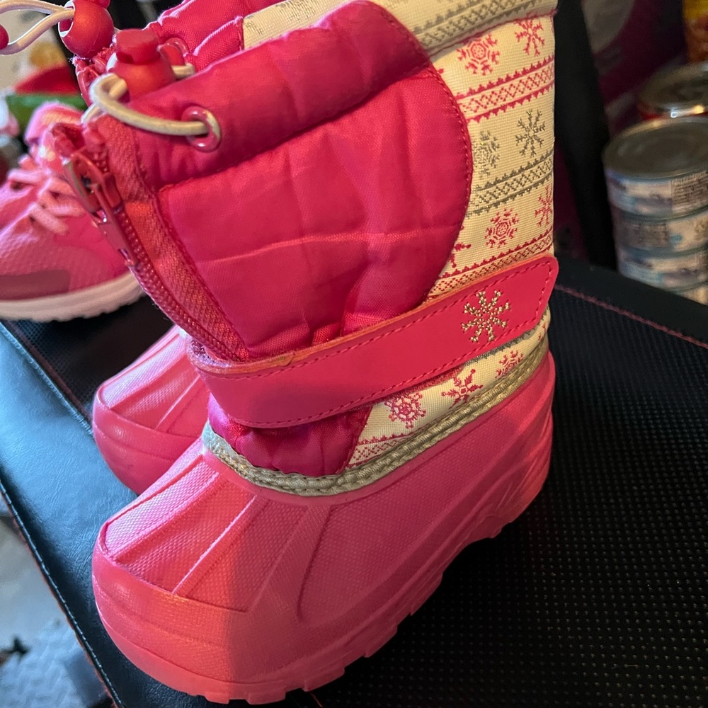 Very Lightly used girls snow boots!
